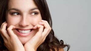 Bọc răng sứ thẩm mỹ giá bao nhiêu? Các yếu tố ảnh hưởng đến chi phí